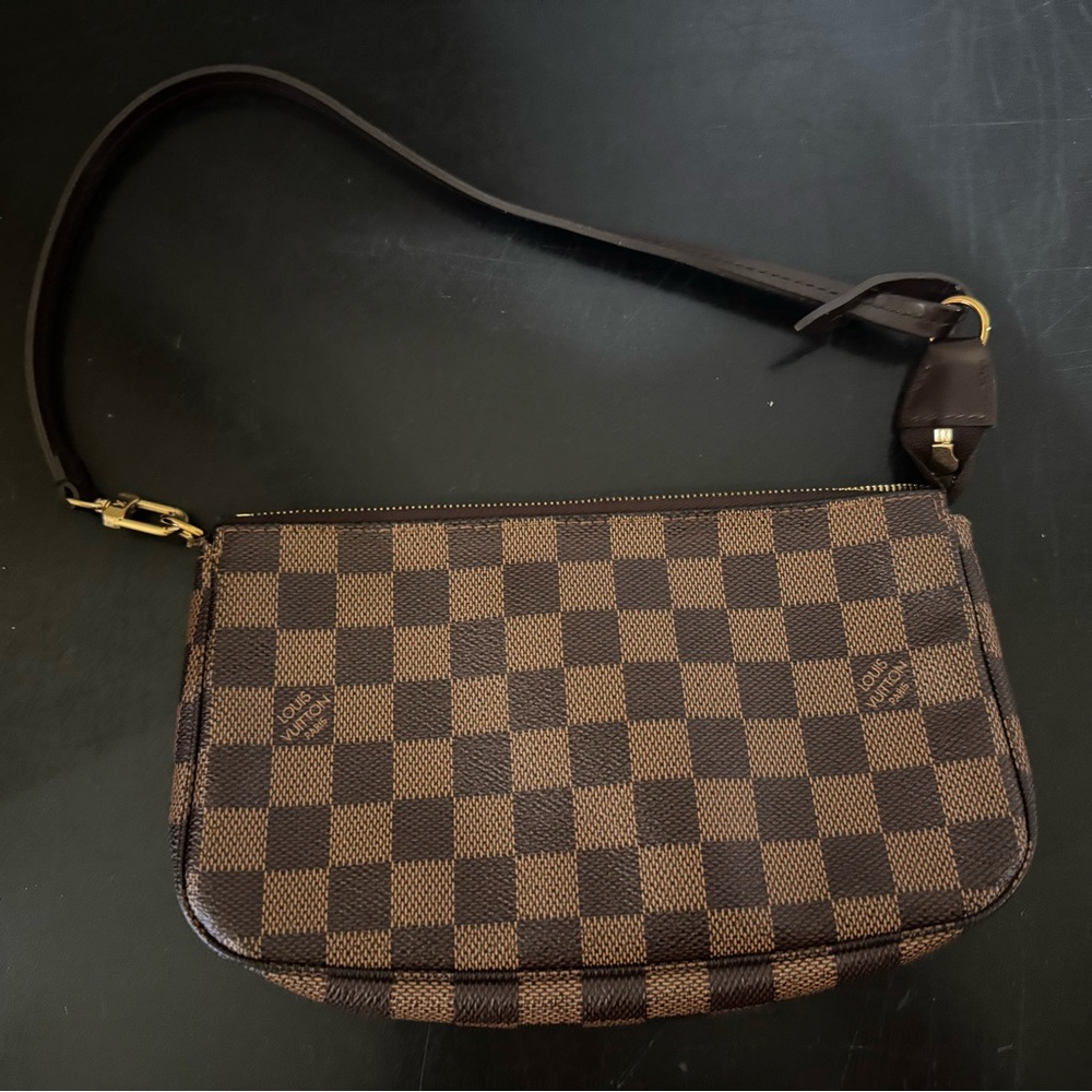 Louis Vuitton Pochette. Damier Ebene. Excellent Condition. Authentic
